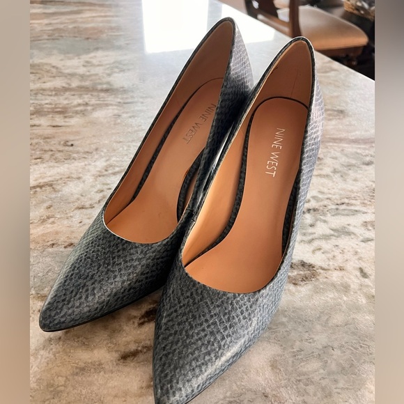 Nine West Gray Snakeskin Women's Pumps, Size 6 - Picture 1 of 7